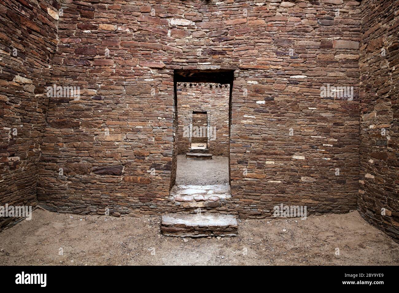 NM00602-00...NOUVEAU MEXIQUE - murs et portes en pierre de maçonnerie à Pueblo Bonito construits par les premiers Chaco. Parc national historique de Chaco Culture. Banque D'Images