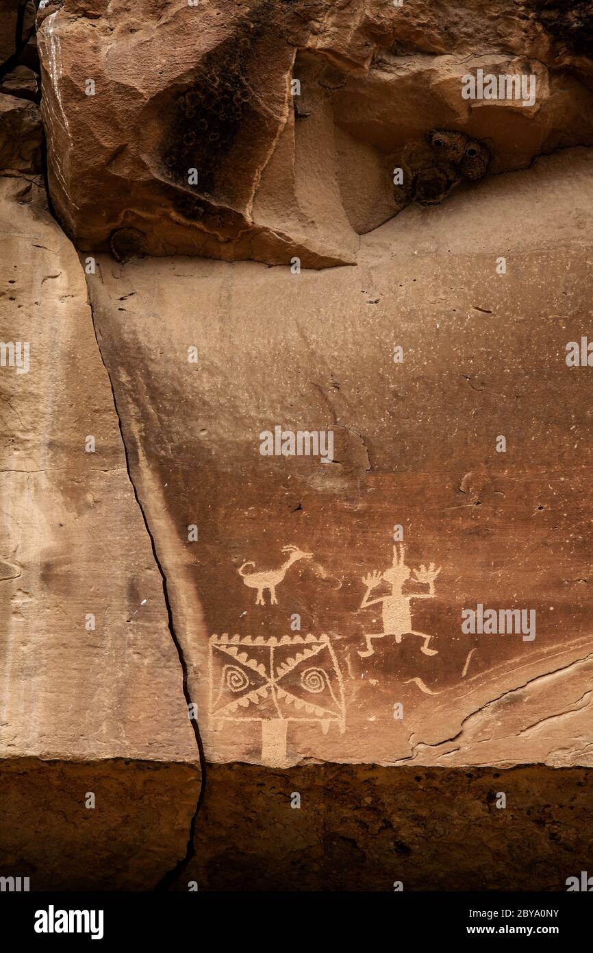 NM00608-00...NOUVEAU MEXIQUE - l'art rupestre le long de la piste de pétroglyphes montre un mouton glorin, une forme ou une autre d'une figure humaine et un masque katsina (surnaturel). C Banque D'Images