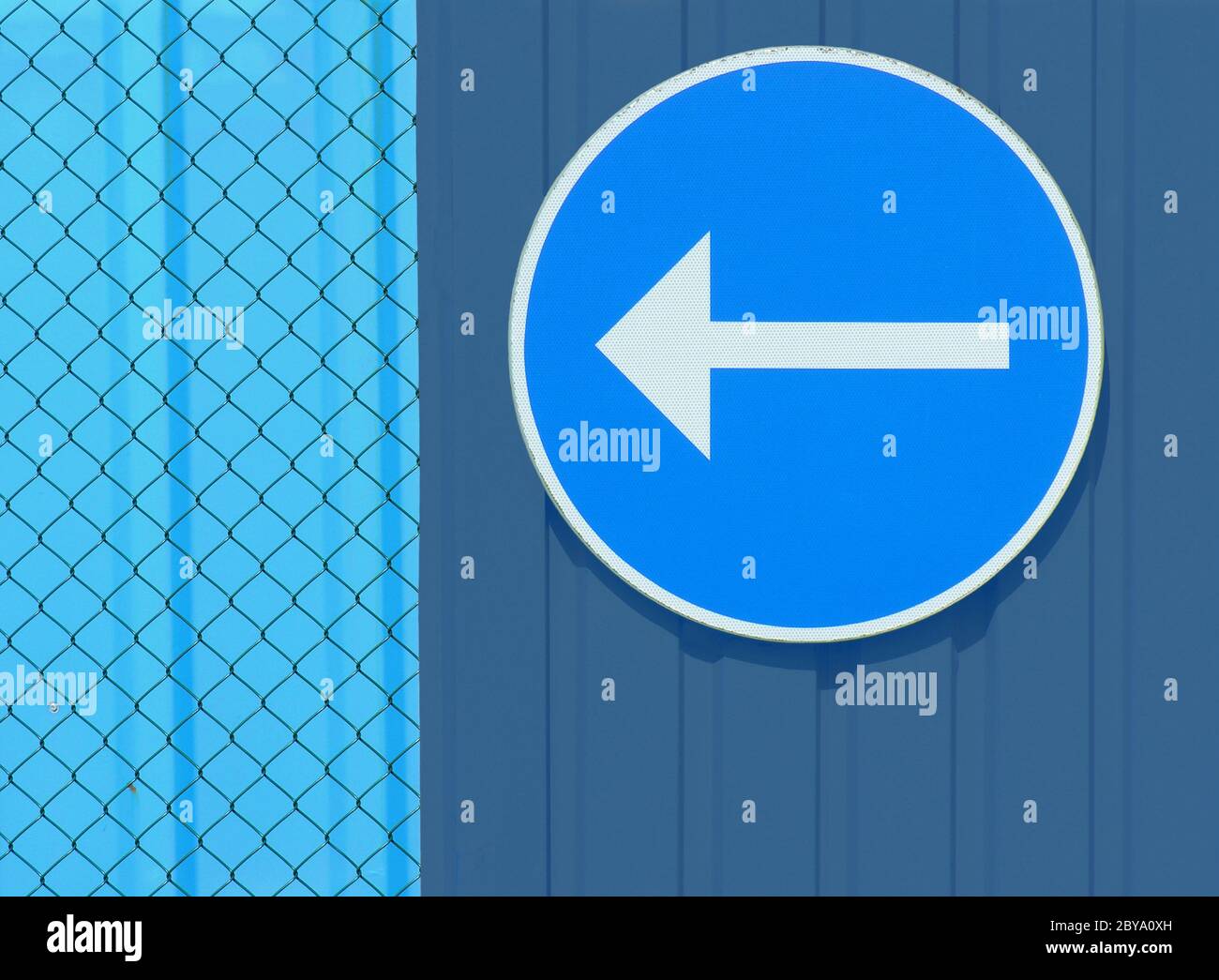 Panneau de signalisation bleu rond Banque de photographies et d’images ...