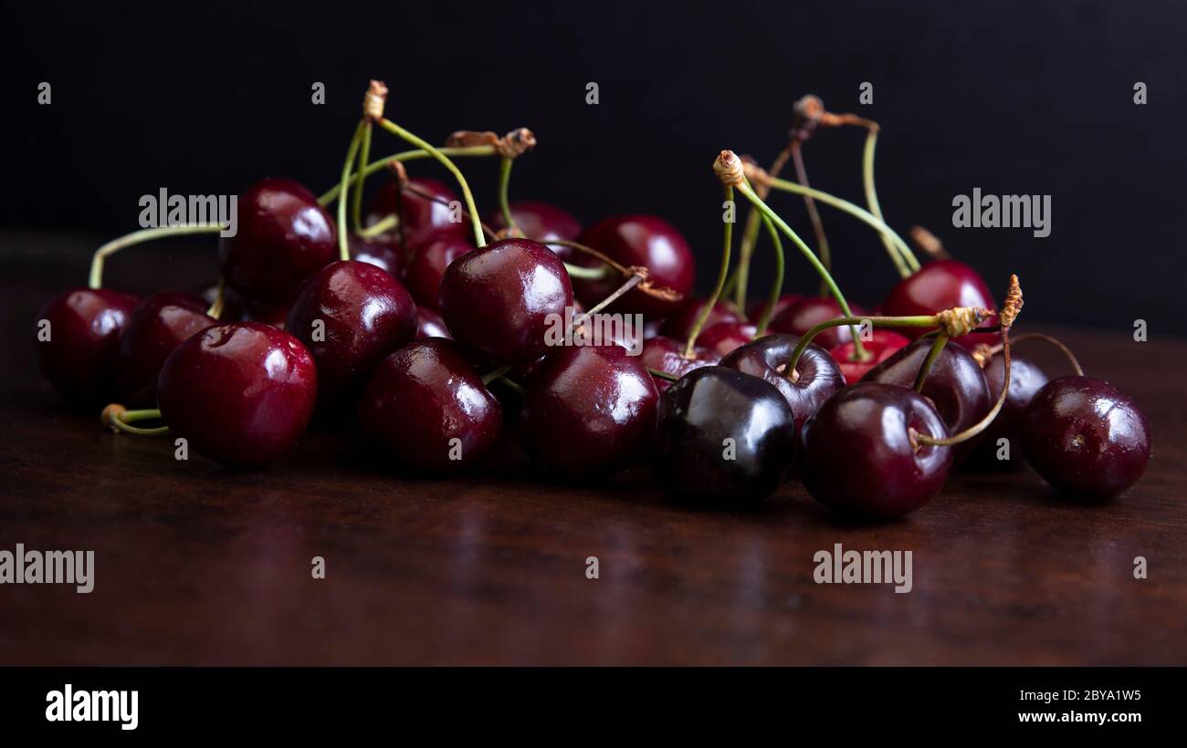 Gros plan sur les cerises avec un fond noir Banque D'Images