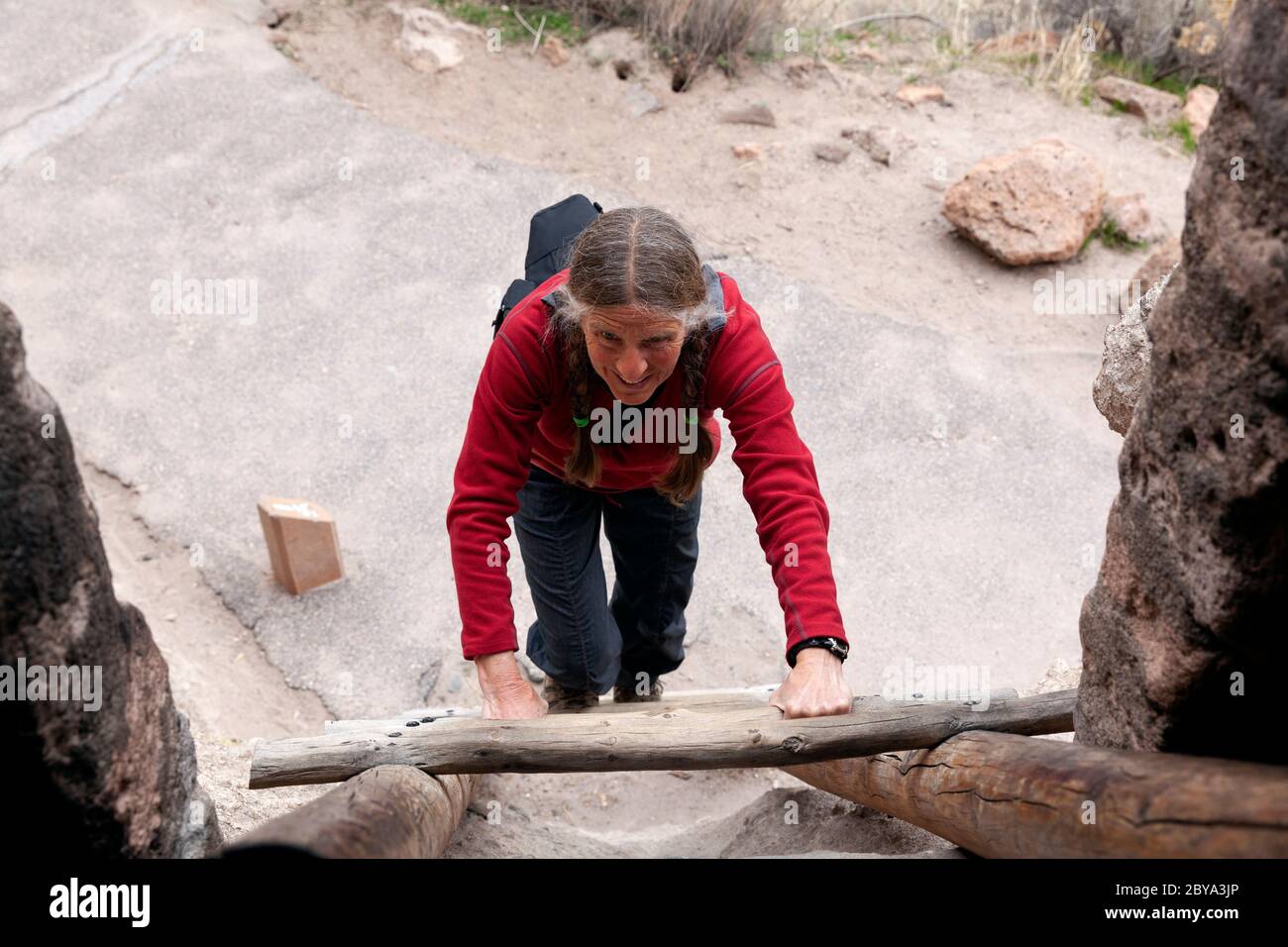 NM00620-00...NOUVEAU MEXIQUE - escalade d'une échelle vers des habitations à falaises, maisons de talus, le long de la piste principale de la boucle dans le monument national de Bandelier. Banque D'Images