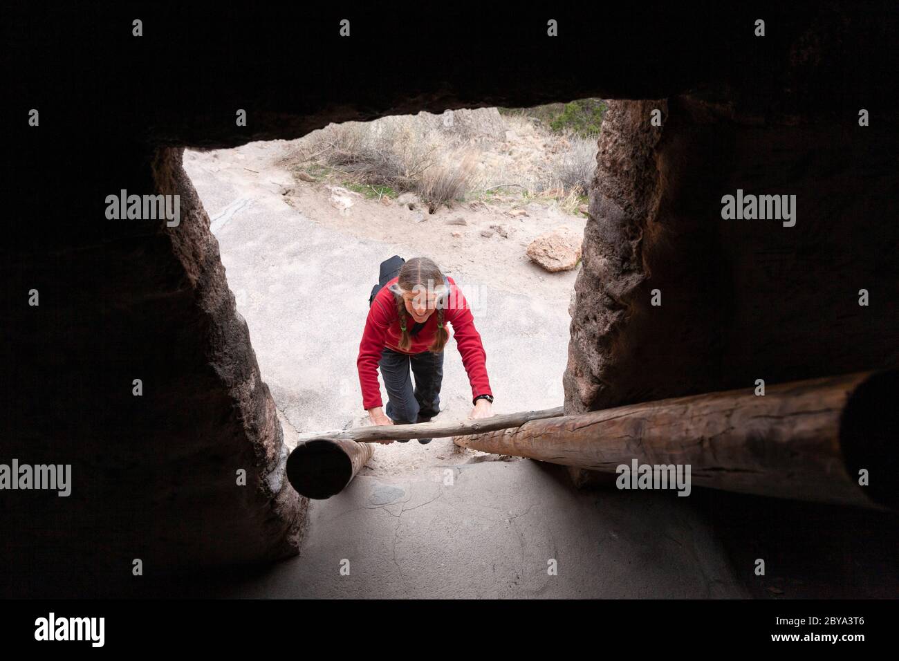 NM00621-00...NOUVEAU MEXIQUE - escalade d'une échelle vers des habitations à falaises, maisons de talus, le long de la piste principale de la boucle dans le monument national de Bandelier. Banque D'Images