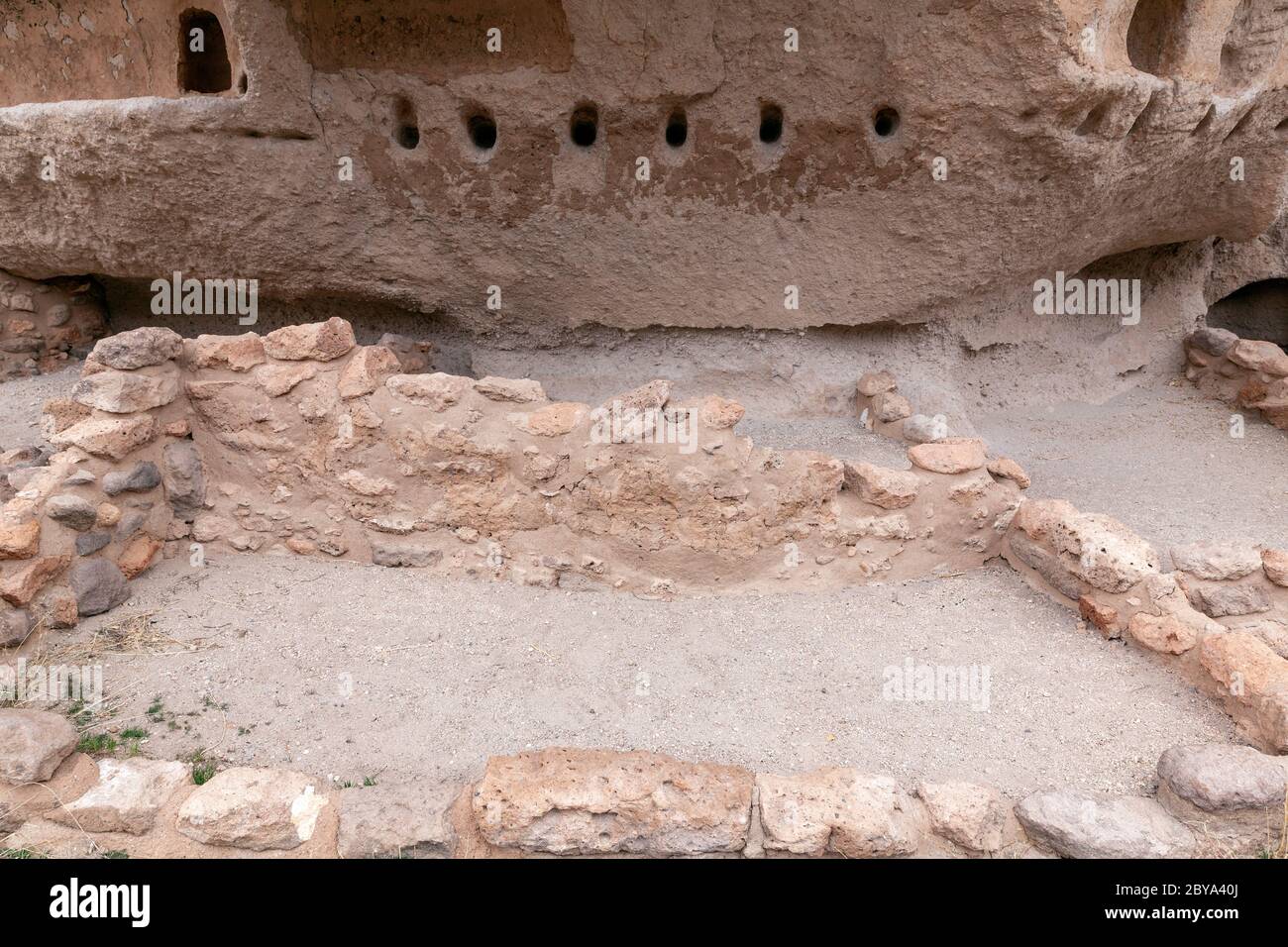 NM00622-00...NOUVEAU MEXIQUE - Cliff Dwellings, maisons de talus, le long de la piste principale de la boucle dans le monument national de Bandelier. Banque D'Images
