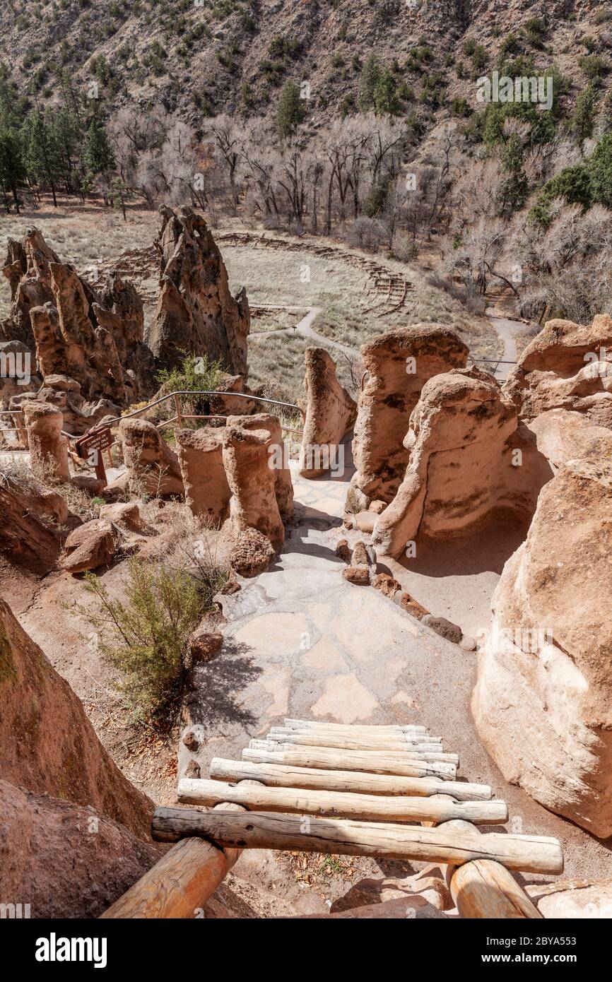 NM00628-00...NOUVEAU MEXIQUE - Cliff Dwellings, maisons de talus, le long de la piste principale de la boucle dans le monument national de Bandelier. Banque D'Images