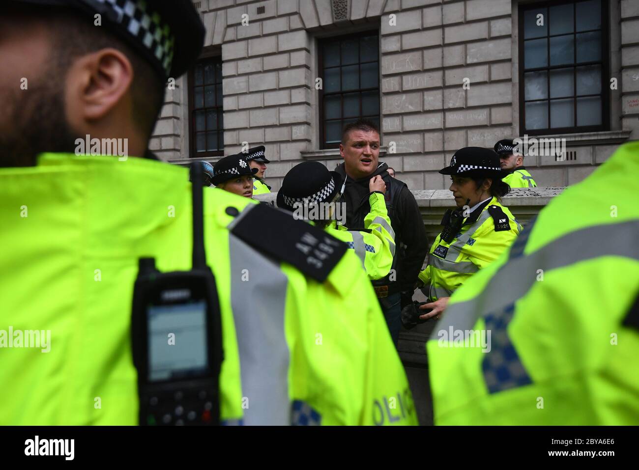 Un homme est conduit par la police à Whitehall London, alors que les funérailles de George Floyd ont lieu aux États-Unis après son décès le 25 mai, alors qu'il était en garde à vue dans la ville américaine de Minneapolis. Banque D'Images