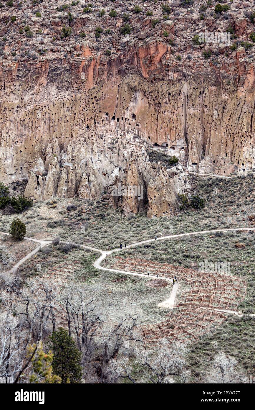 NM00638-00...NOUVEAU-MEXIQUE - vue sur les maisons de talus et les maisons de falaise et le Tyonyi depuis le sentier de Frijoles Rim Trail dans le monument national de Bandelier. Banque D'Images
