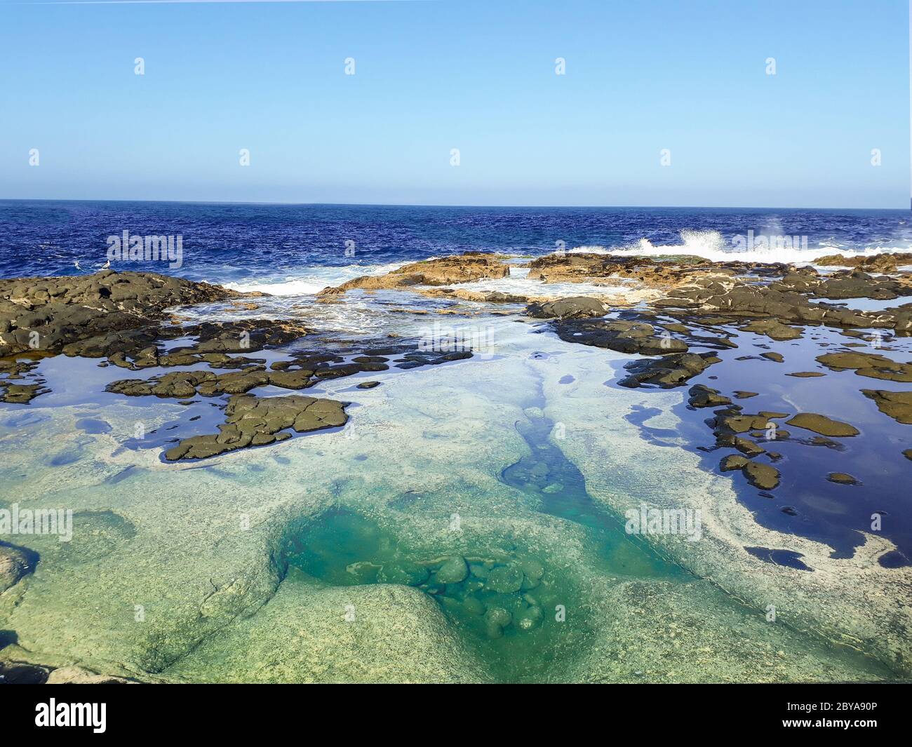 Piscine sur l'océan et eau claire de l'île des Canaries Banque D'Images