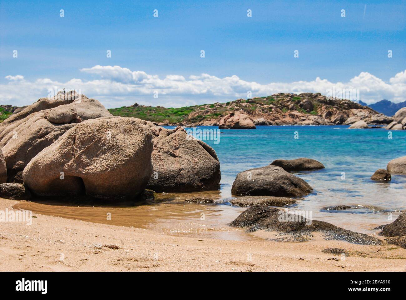 Des rochers typiques sardes sur la plage dans un coin secret Banque D'Images