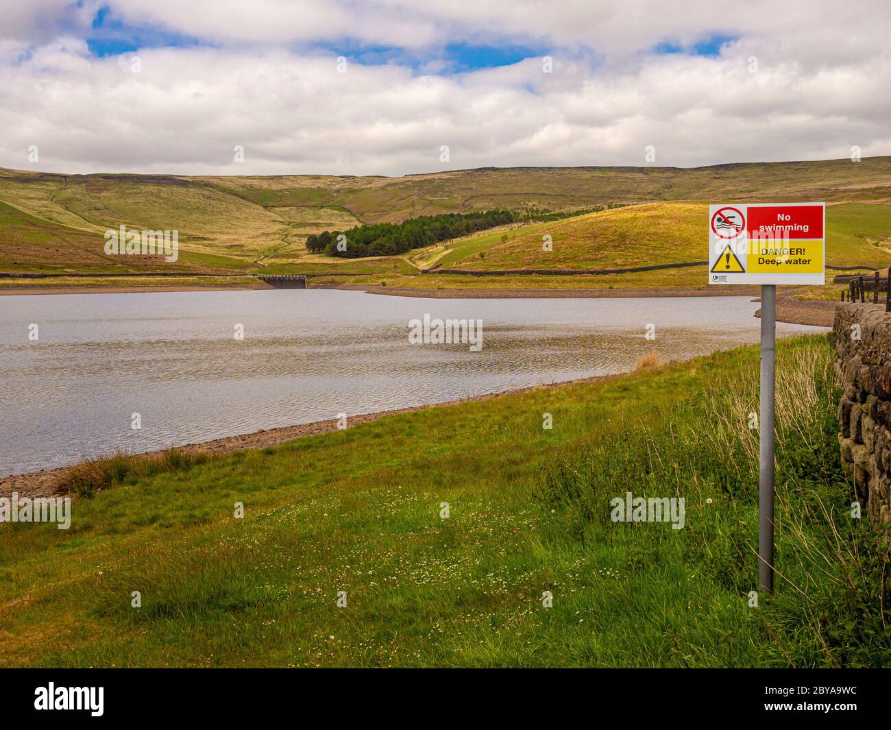 Réservoir supérieur Castleshaw. Pas de natation, danger, panneau d'eau profonde. Lancashire Royaume-Uni. Banque D'Images