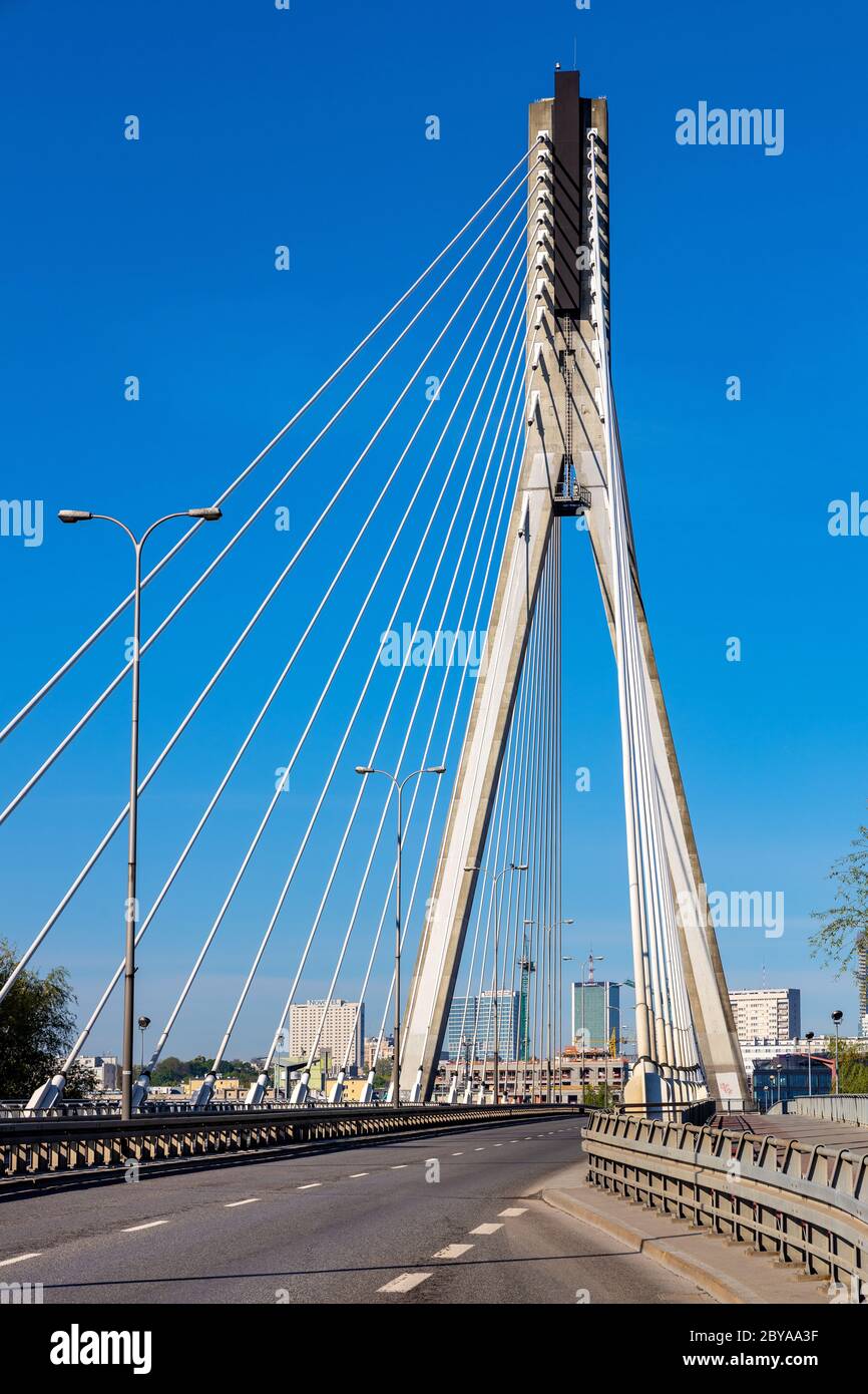 Varsovie, Mazovia / Pologne - 2020/05/09: Vue panoramique sur le pont Swietokrzyski - la plupart Swietokrzyski - avec la Vistule et le centre-ville de Srodmiescie Banque D'Images