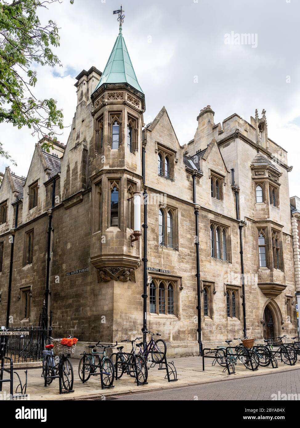 Trinity College Cambridge Whewell's court, à l'angle de Trinity St & All Saints passage. Architecture gothique de Cambridge. Anthony Salvin 1856-60. Banque D'Images