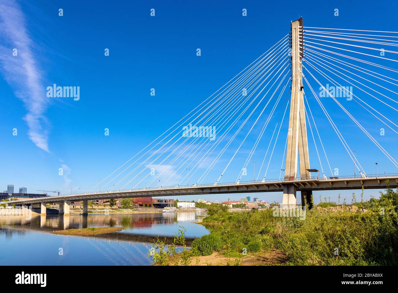 Varsovie, Mazovia / Pologne - 2020/05/09: Vue panoramique sur le pont Swietokrzyski - la plupart des quartiers de Swietokrzyski - reliant Powisle et Praga Polnoc Banque D'Images