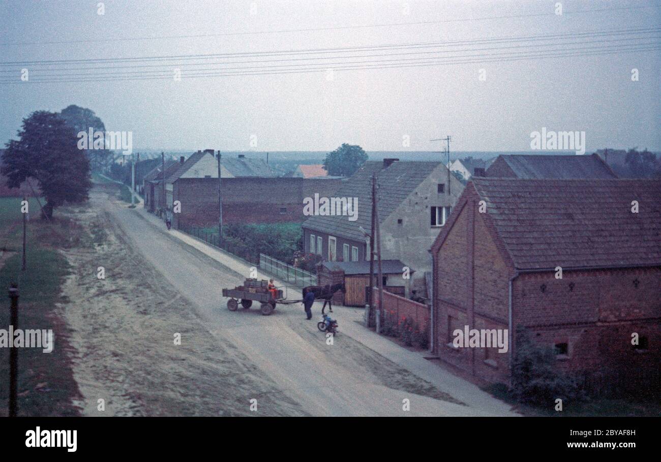 Village à côté d'une autoroute, octobre 1980, GDR Banque D'Images