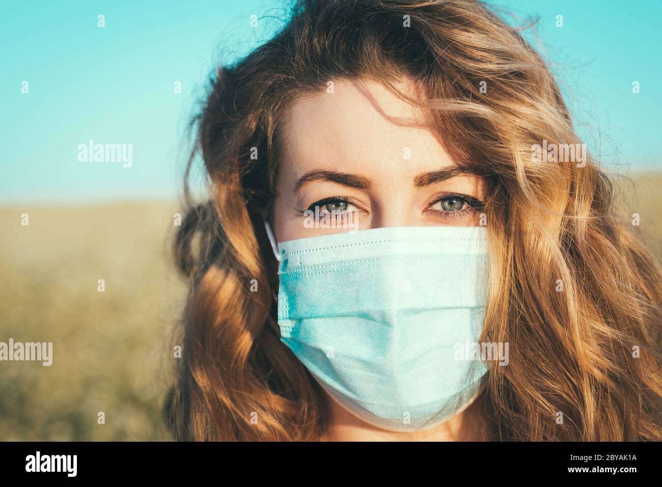 portrait en gros plan d'une femme dans un masque médical Banque D'Images