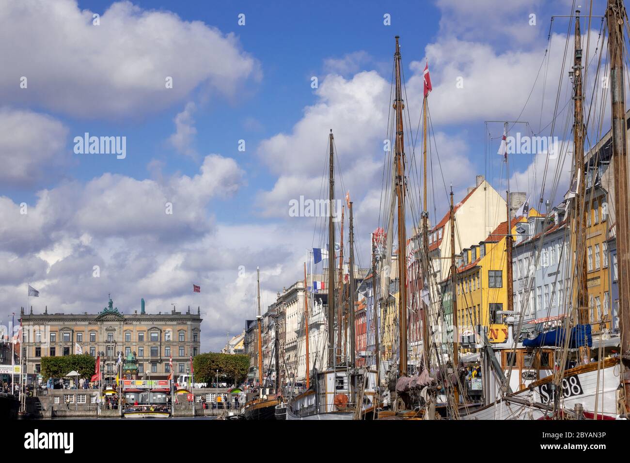 Entrée sur le canal de Nyhavn Waterfront en bateau Copenhague Danemark Banque D'Images