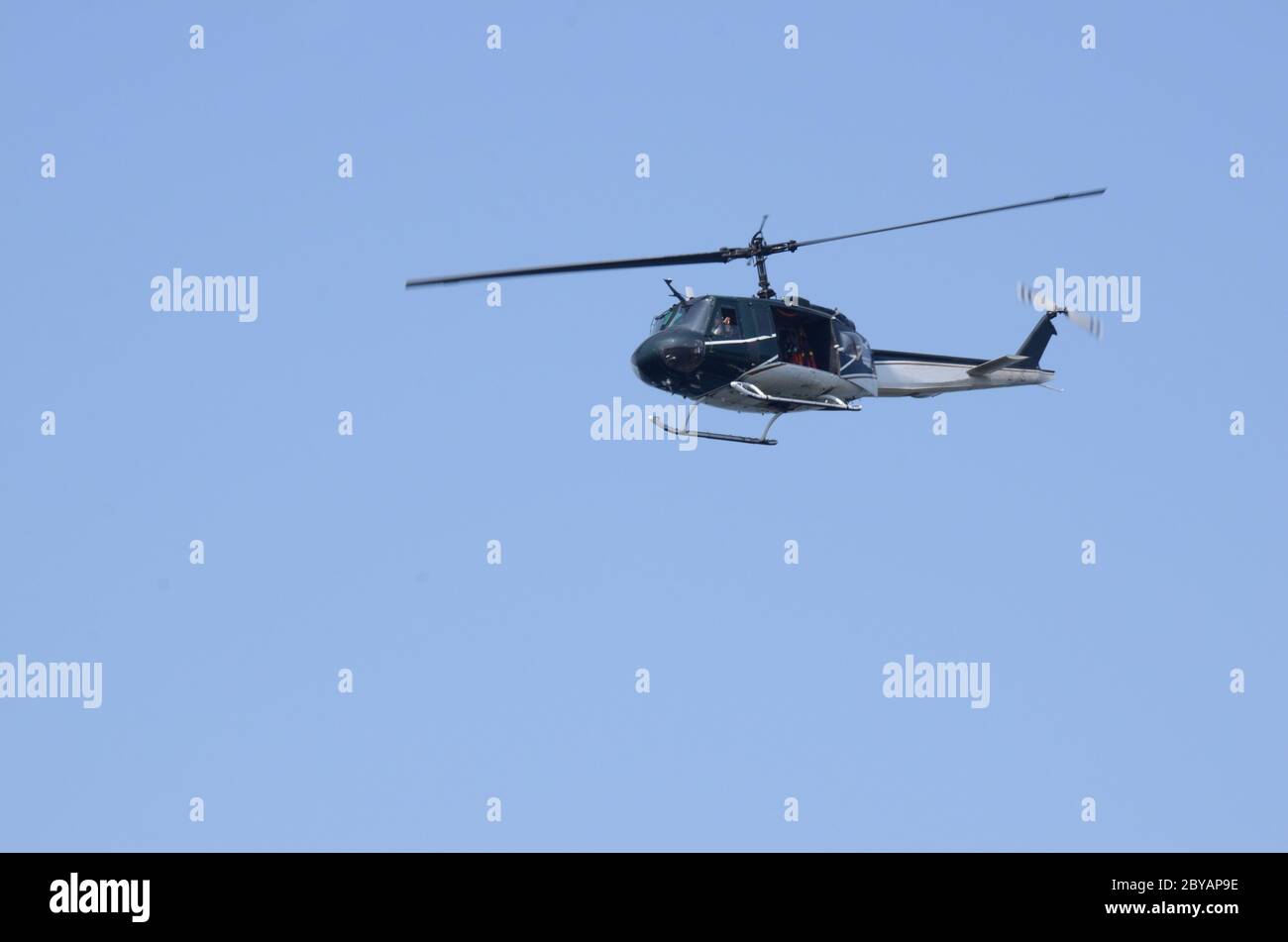 HOPPER: Un hélicoptère de police survole près de la plage à Seattle, Washington. Banque D'Images
