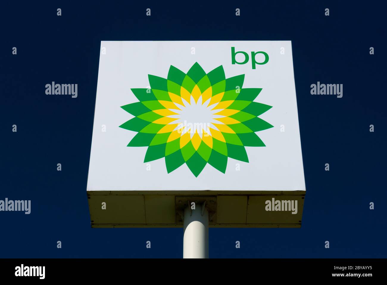 SOMERSET, WI/USA - 31 MAI 2020 : panneau extérieur de la station-service British Petroleum et logo de marque commerciale. Banque D'Images