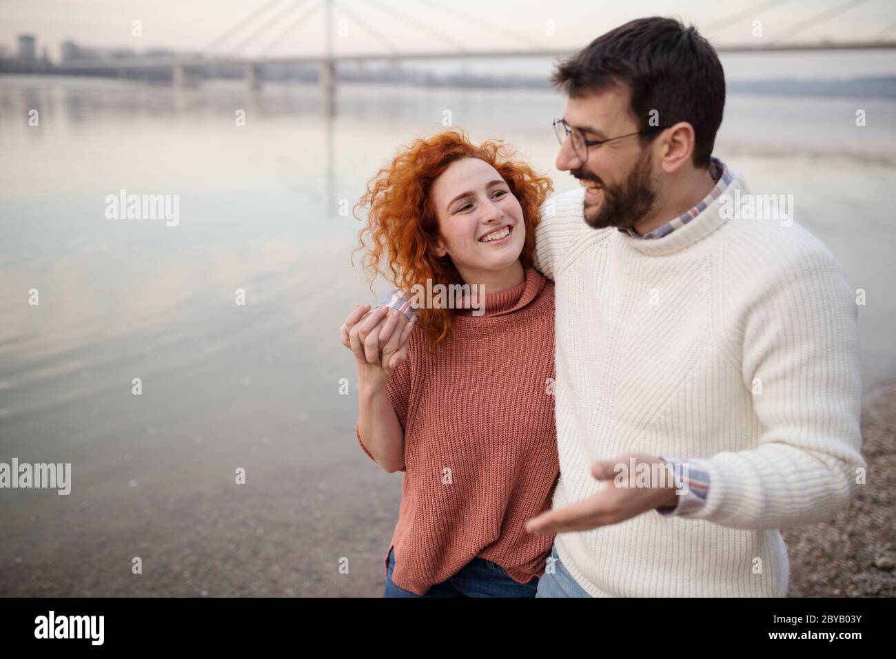 profiter du jeune couple pendant les vacances. après-midi promenade au bord de la rivière Banque D'Images