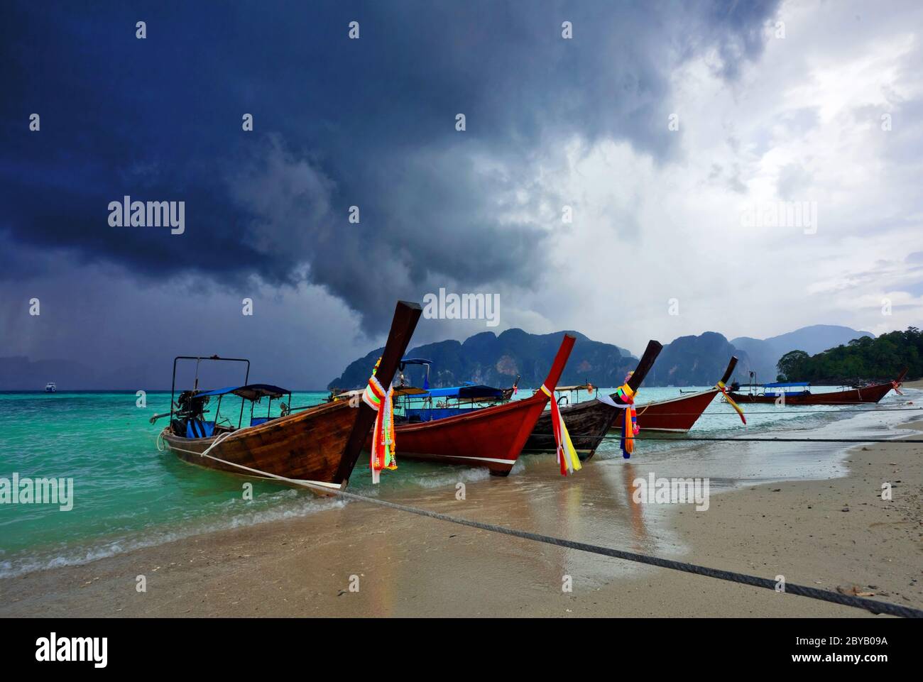 Bateaux dans la mer tropicale par temps sombre. Île Phi Phi. Thaïlande Banque D'Images