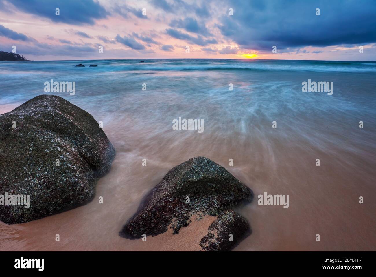 Tropical Beach au coucher du soleil. Banque D'Images