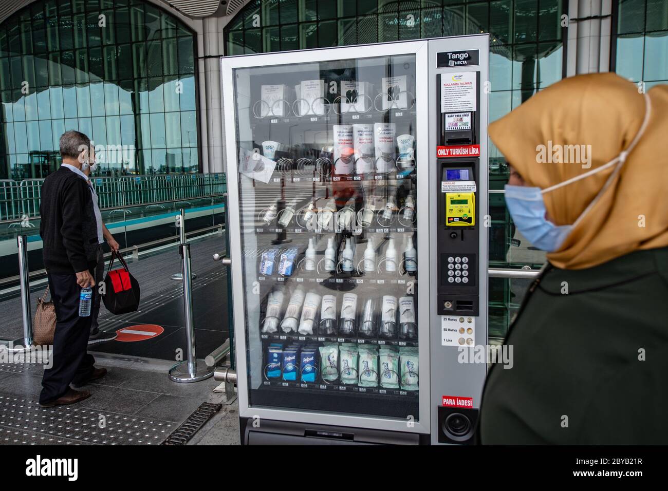 Istanbul, Turquie. 9 juin 2020. Un distributeur automatique de produits de  protection est visible à l'aéroport d'Istanbul, en Turquie, le 9 juin 2020.  La technologie et l'innovation seront les principales précautions prises