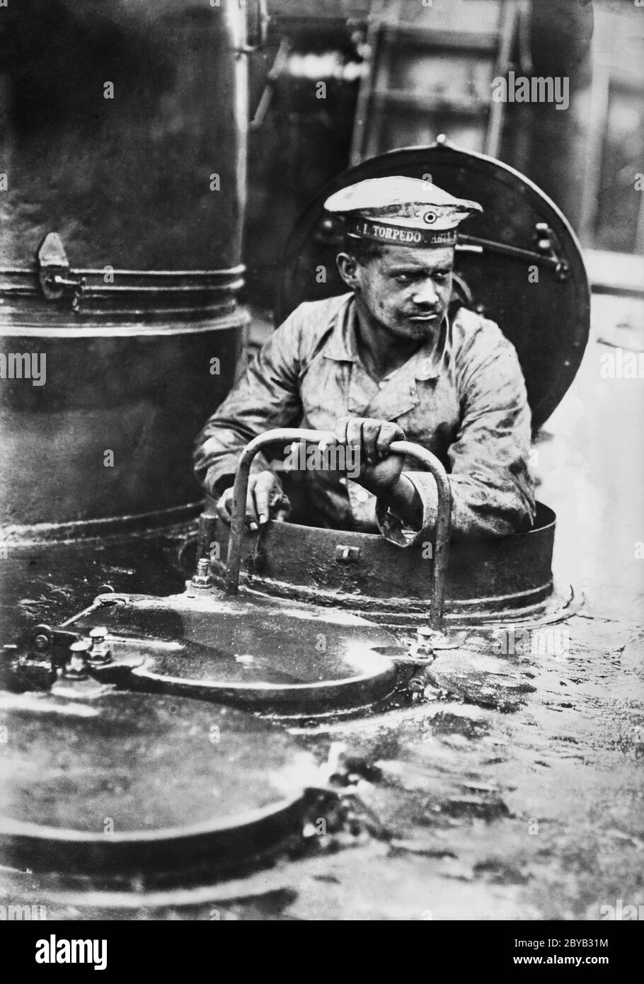 Sailor allemand sortant de Turret sur Torpedo Boat, bain News Service, août 1915 Banque D'Images