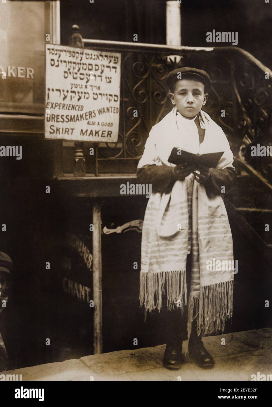 Garçon portant le châle de prière et le livre de tenue, debout à l'extérieur du bâtiment pendant le nouvel an juif, Lower East Side, New York City, New York, États-Unis, bain News Service, septembre 1911 Banque D'Images