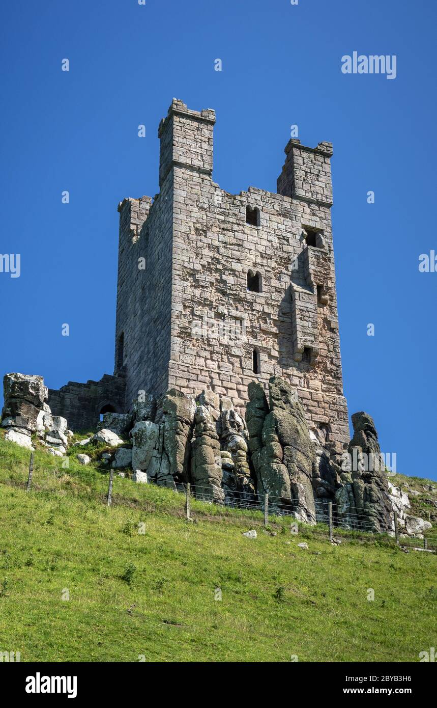 Ruines de la tour Lilburn, château de Dunstanburgh, Northumberland Banque D'Images