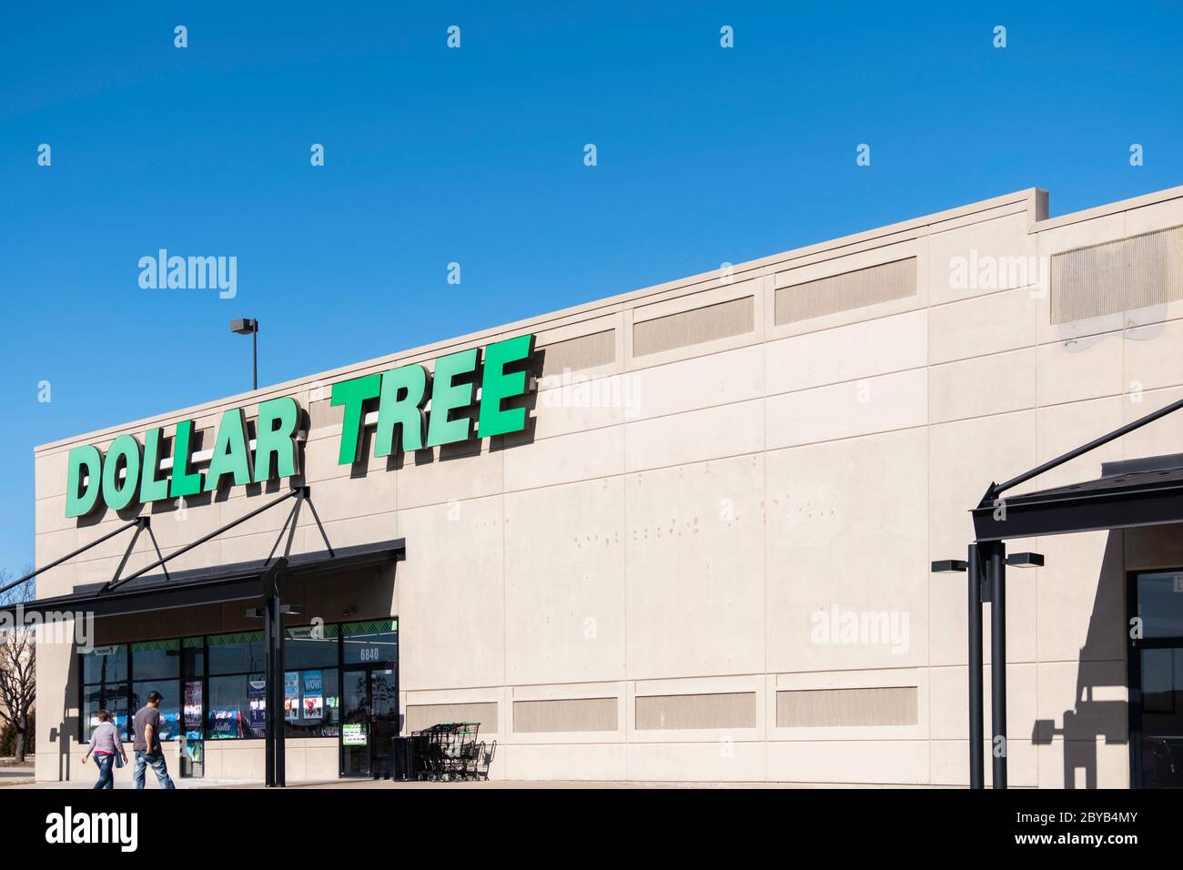 Façade extérieure du magasin à prix réduit Dollar Tree avec deux clients. Banque D'Images