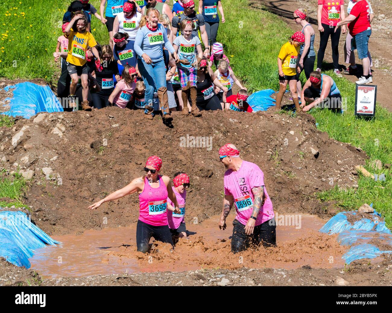 Poley Mountain, Nouveau-Brunswick, Canada - 10 juin 2017 : participation à la collecte de fonds annuelle « la course de boue au cœur ». Les gens se sont enlaus dans le musée et l'eau. Banque D'Images