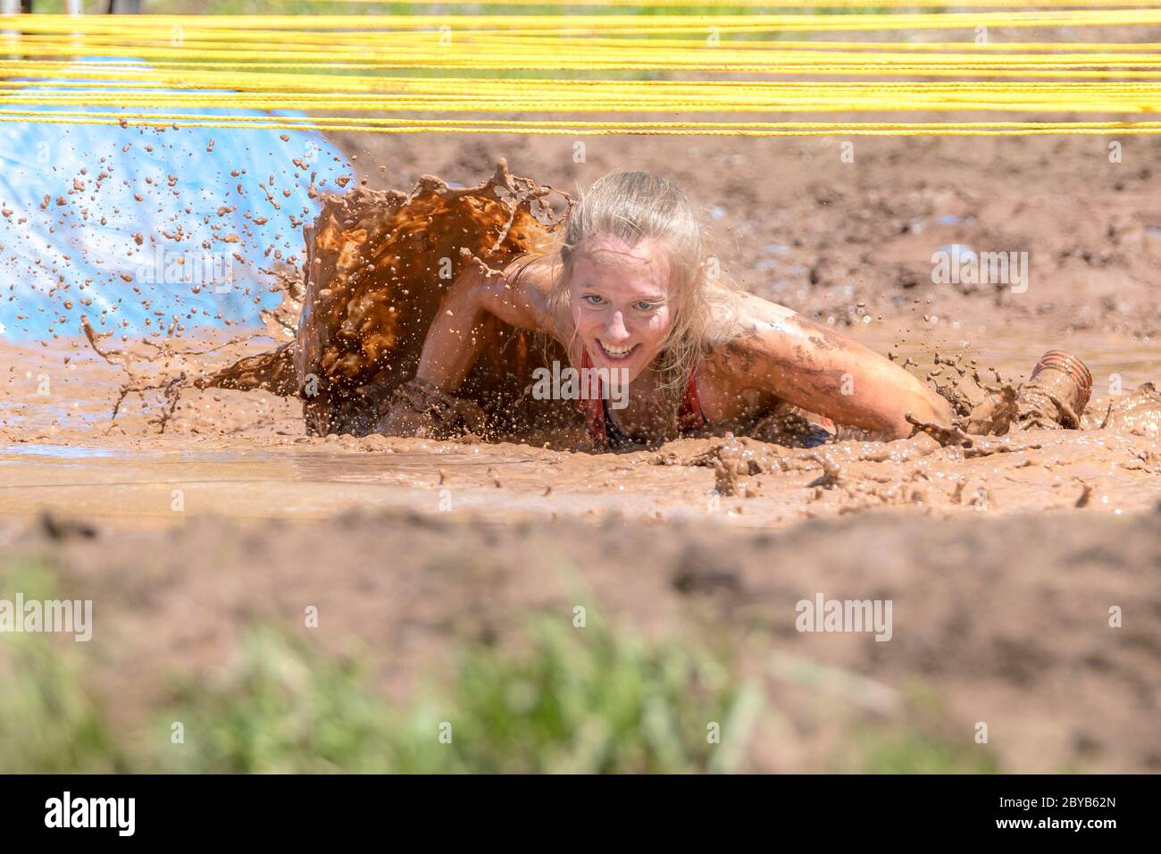 Poley Mountain, Nouveau-Brunswick, Canada - 10 juin 2017 : participation à la collecte de fonds annuelle « la course de boue au cœur ». Ramper dans la boue et l'eau. Banque D'Images