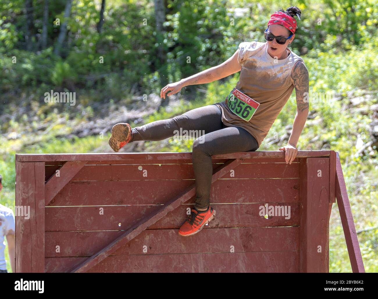 Poley Mountain, Nouveau-Brunswick, Canada - 10 juin 2017 : participation à la collecte de fonds annuelle « la course de boue au cœur ». Assis sur un mur en bois. Banque D'Images