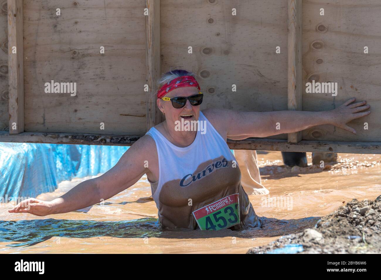 Poley Mountain, Nouveau-Brunswick, Canada - 10 juin 2017 : participation à la collecte de fonds annuelle « la course de boue au cœur ». Passage à gué dans de l'eau boueuse sous un Banque D'Images