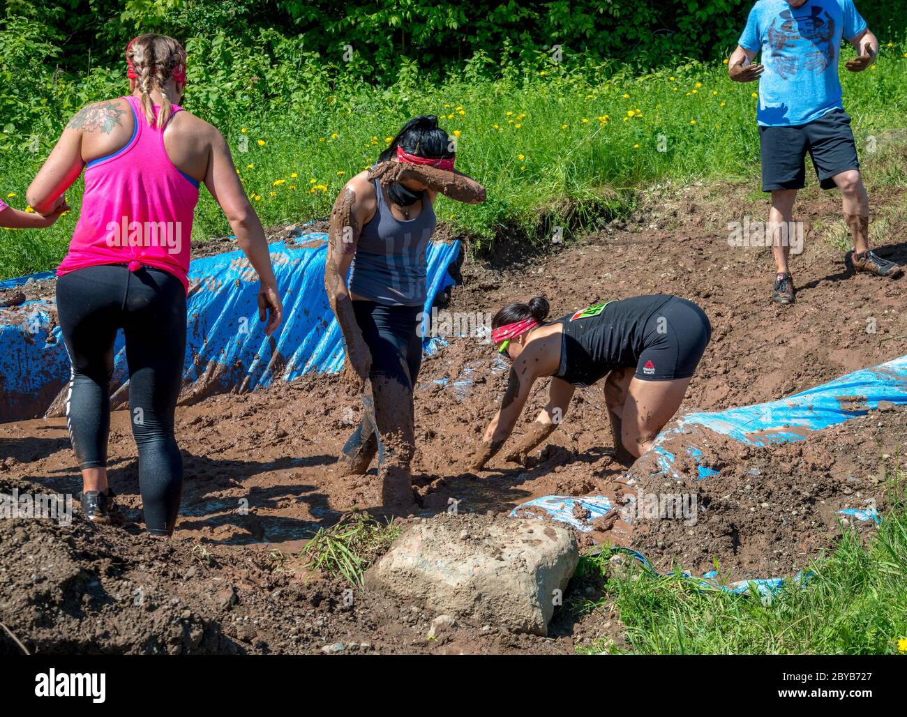 Poley Mountain, Nouveau-Brunswick, Canada - 10 juin 2017 : participation à la collecte de fonds annuelle « la course de boue au cœur ». Creuser dans la boue. Banque D'Images