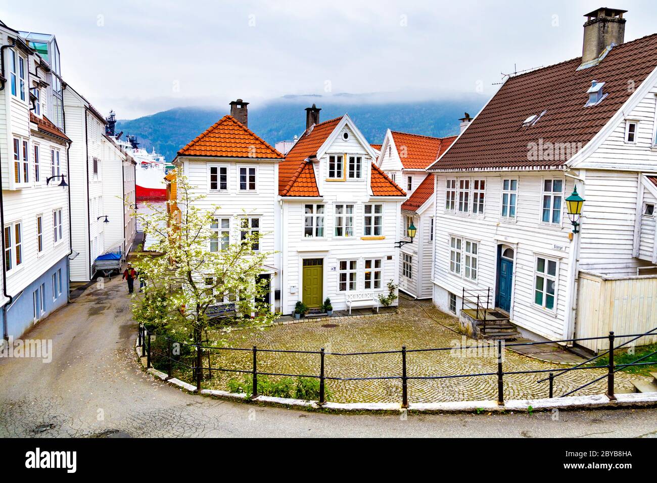 Maisons norvégiennes blanches typiques dans le quartier de Nordnes, Sliberget, Bergen, Norvège Banque D'Images