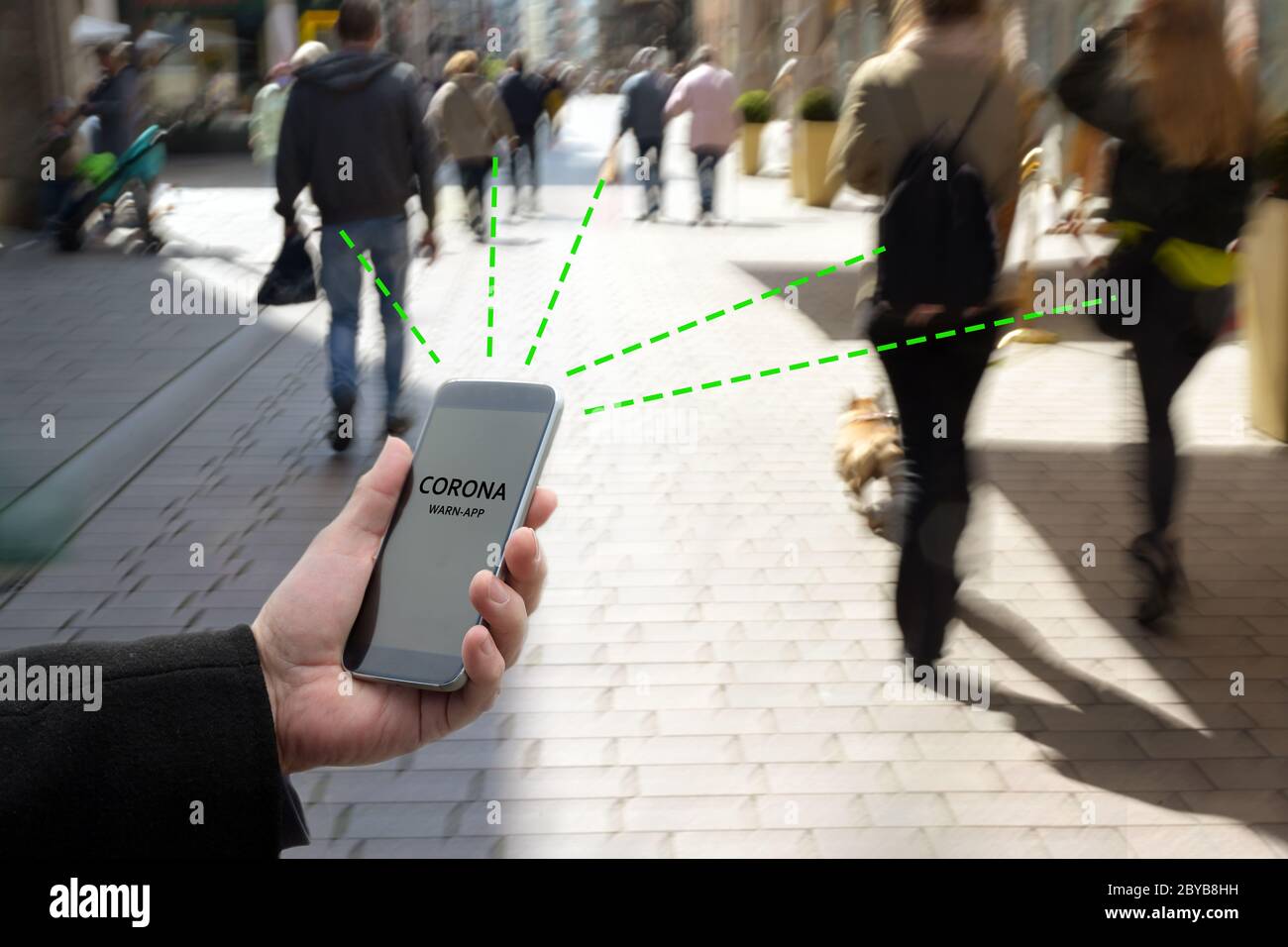 Smartphone avec l'application Corona Avert, l'application de suivi ou de suivi des contacts contre la pandémie Covid 19 connecte d'autres téléphones à partir de personnes en mouvement Banque D'Images
