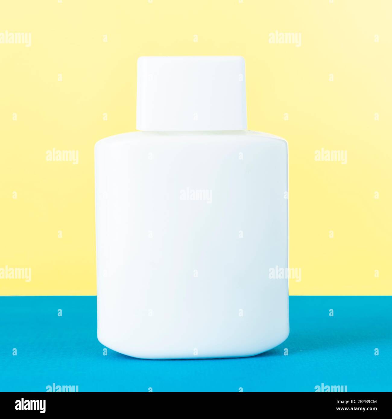 Bouteille De Produit Cosmetique Blanche Sans Nom Sur Fond Bleu Et Jaune Photo Stock Alamy