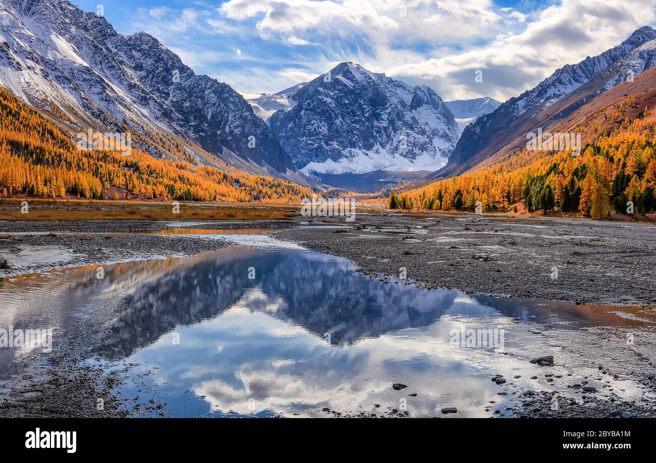 Vue sur rivière, Caratash Aktru Aktru peak et glacier. République de l'Altaï, en Sibérie. La Russie Banque D'Images