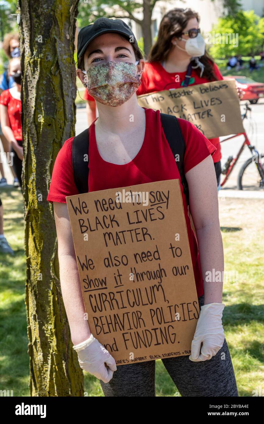 Detroit, Michigan - des enseignants des écoles publiques et des districts de banlieue de Detroit se rassemblent pour protester contre la brutalité policière et le meurtre de George par la police Banque D'Images