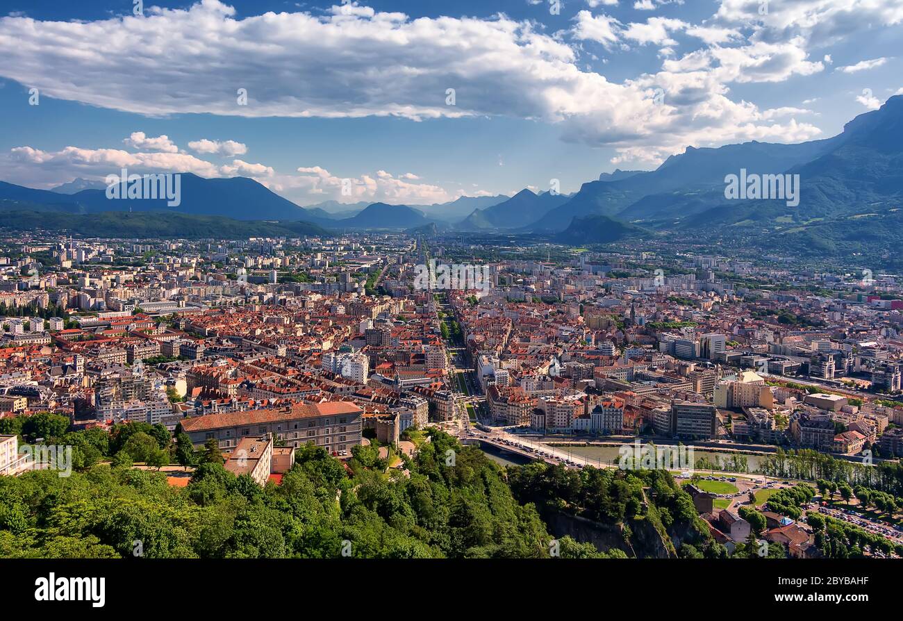 Belle vue sur Grenoble et les Alpes françaises depuis la forteresse de la Bastille en été. France Banque D'Images