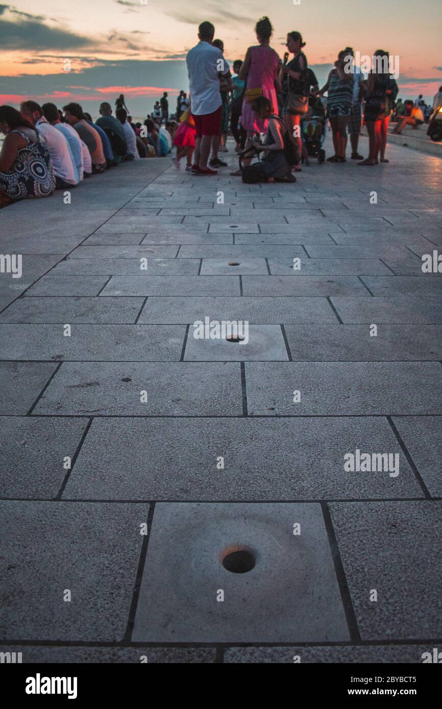 Zadar, Croatie - juillet 26 2018 : front de mer de Zadar la nuit. Personnes explorant l'orgue de mer qui est un instrument de musique expérimental Banque D'Images