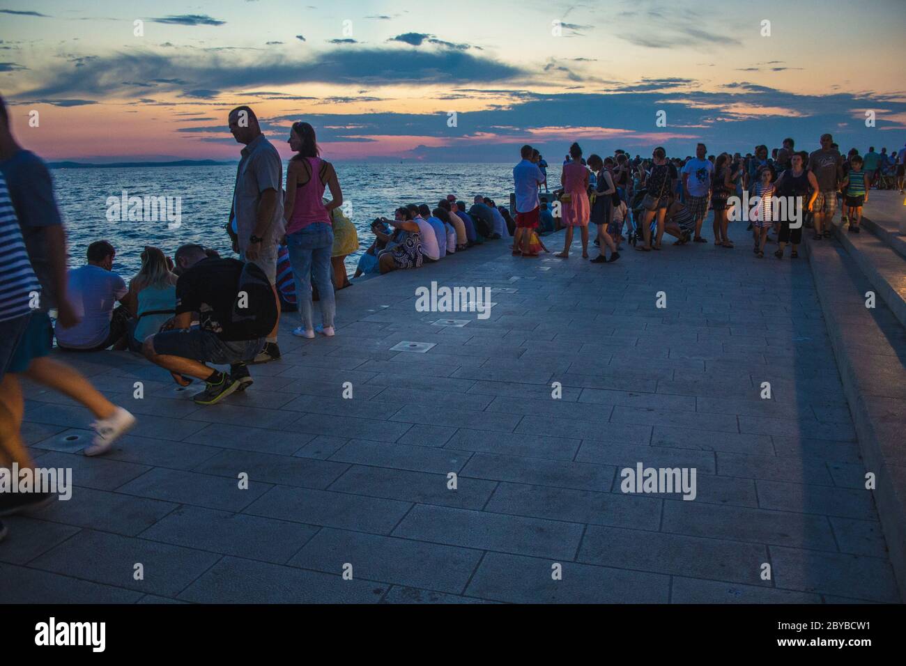 Zadar, Croatie - juillet 26 2018 : front de mer de Zadar la nuit. Personnes explorant l'orgue de mer qui est un instrument de musique expérimental Banque D'Images