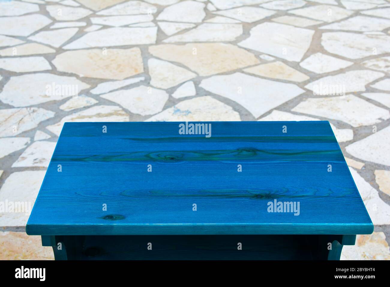 Table en bois turquoise vide sur sol en pierre comme arrière-plan, espace de copie pour les produits, tournage sur bureau Banque D'Images
