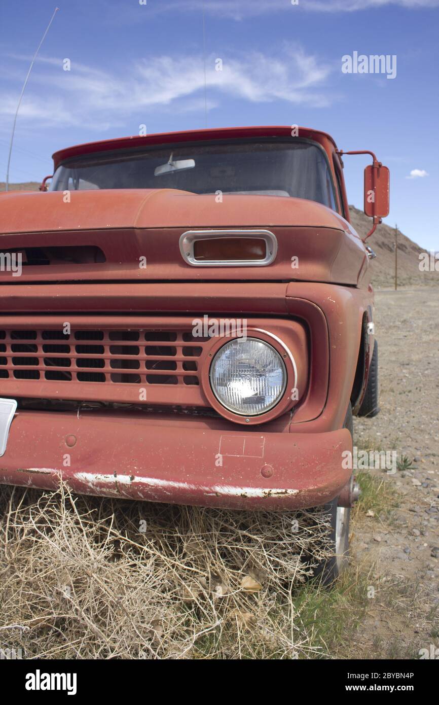 Vieux camion rouillé dans le désert avec un ciel bleu Banque D'Images