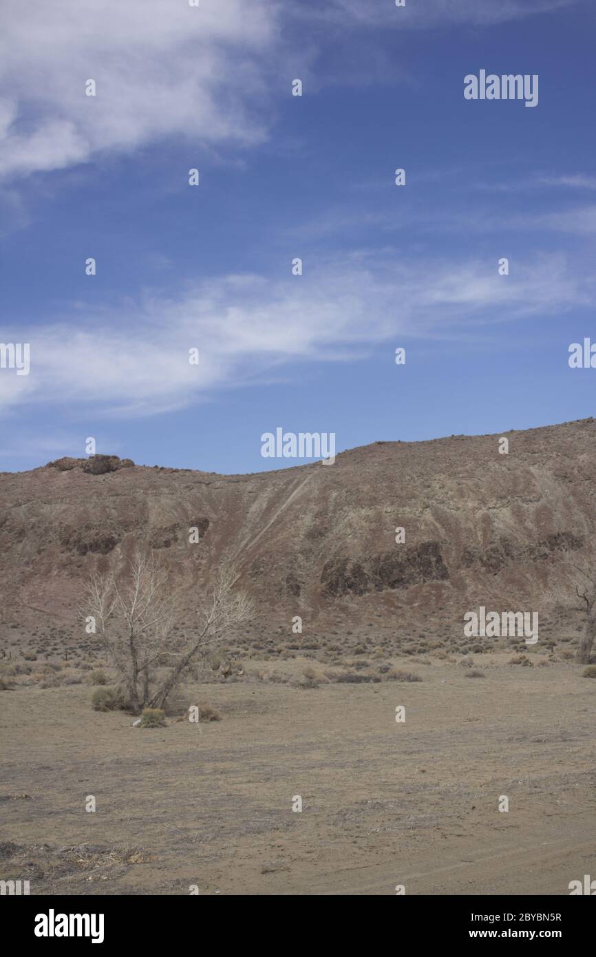 Montagne désertique avec ciel bleu. Banque D'Images