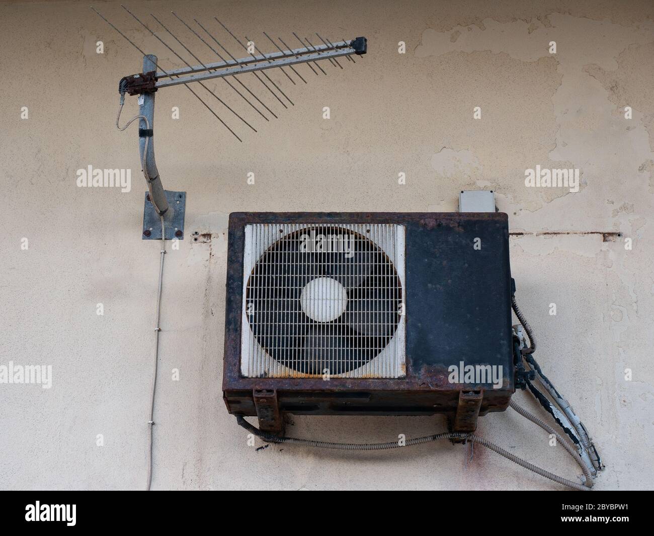 ancienne climatisation et antenne tv, unité extérieure rouillée sur un mur  Photo Stock - Alamy