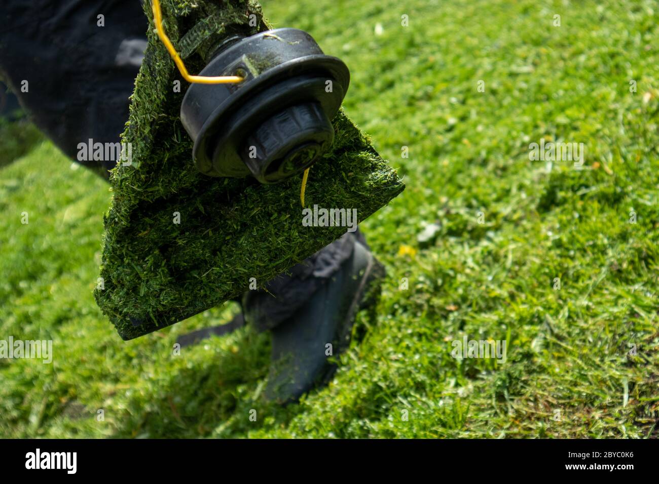 Coupe-herbe de jardin de près, vue de dessous sur une tête mobile. Banque D'Images