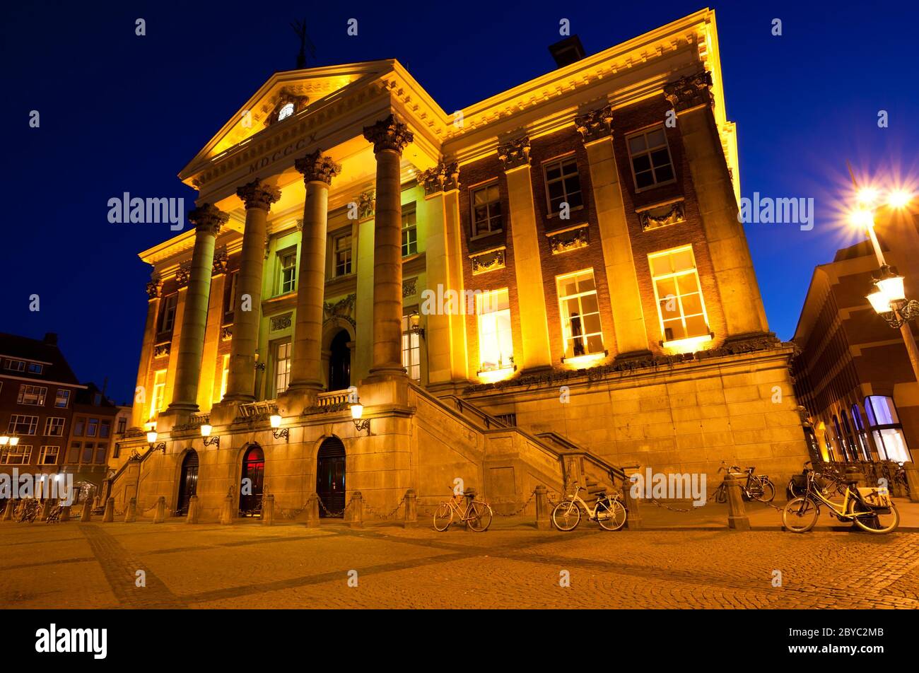 Hôtel de ville de Groningen la nuit Banque D'Images