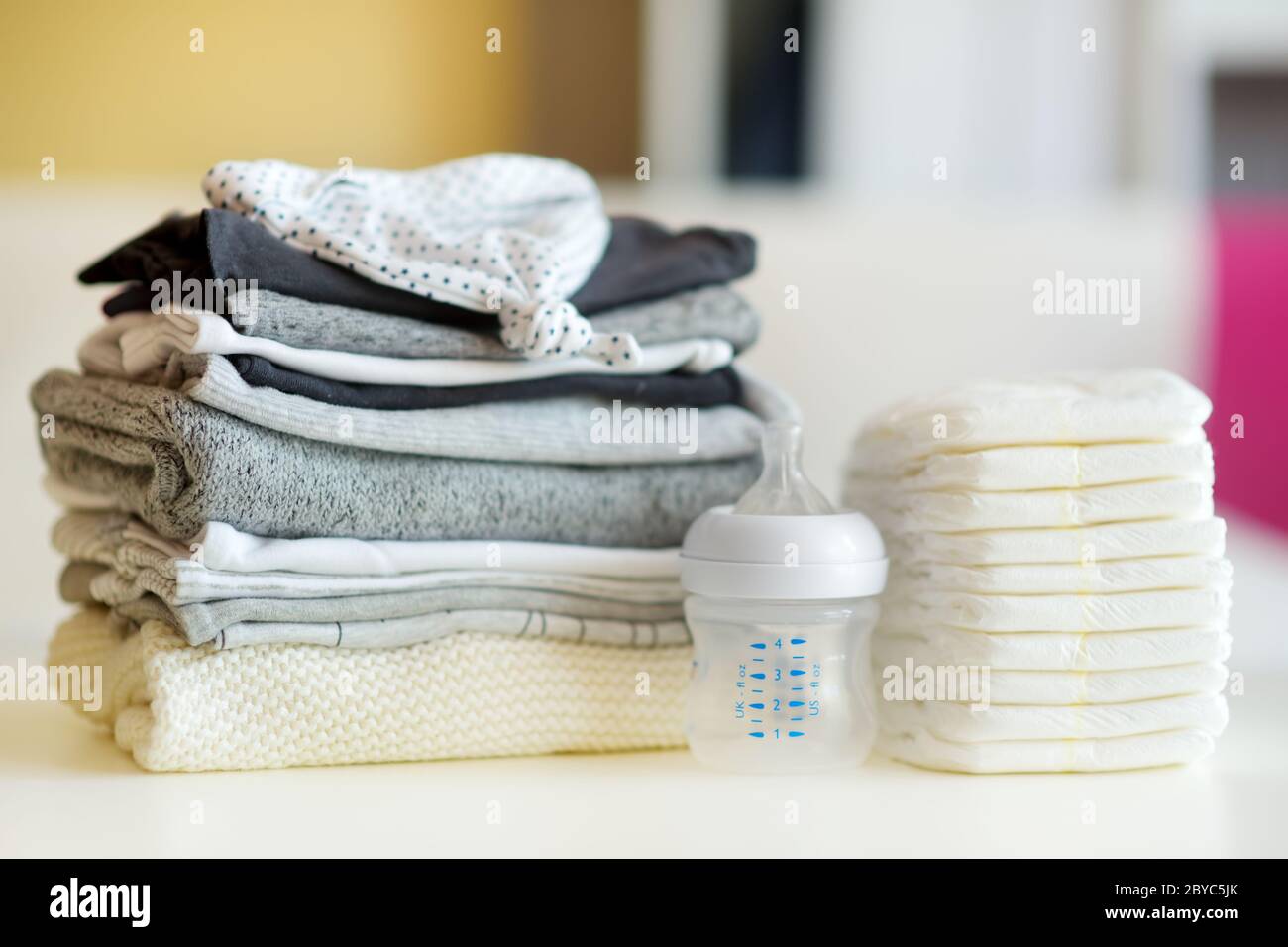 Un Tas De Vetements Pour Bebe Des Couches Jetables Et Un Biberon Concept Des Depenses Parentales Travailler Un Budget Bebe Economiser De L Argent Lors De La Planification Photo Stock Alamy