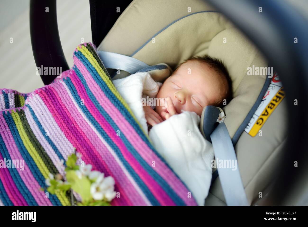 Bebe Garcon Endormi Paisiblement Dans Un Siege De Voiture Nouveau Ne Porte Dans Un Siege Auto Loisirs En Famille Avec Un Petit Bebe Photo Stock Alamy Bebe Garcon Endormi Paisiblement Dans Un Siege De Voiture Nouveau Ne Porte Dans Un Siege Auto Loisirs En Famille Avec Un Petit Bebe Photo Stock Alamy